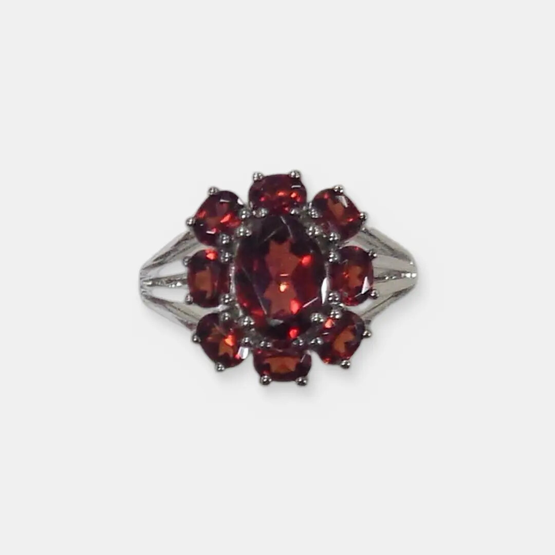 Серебряное кольцо с гранатами